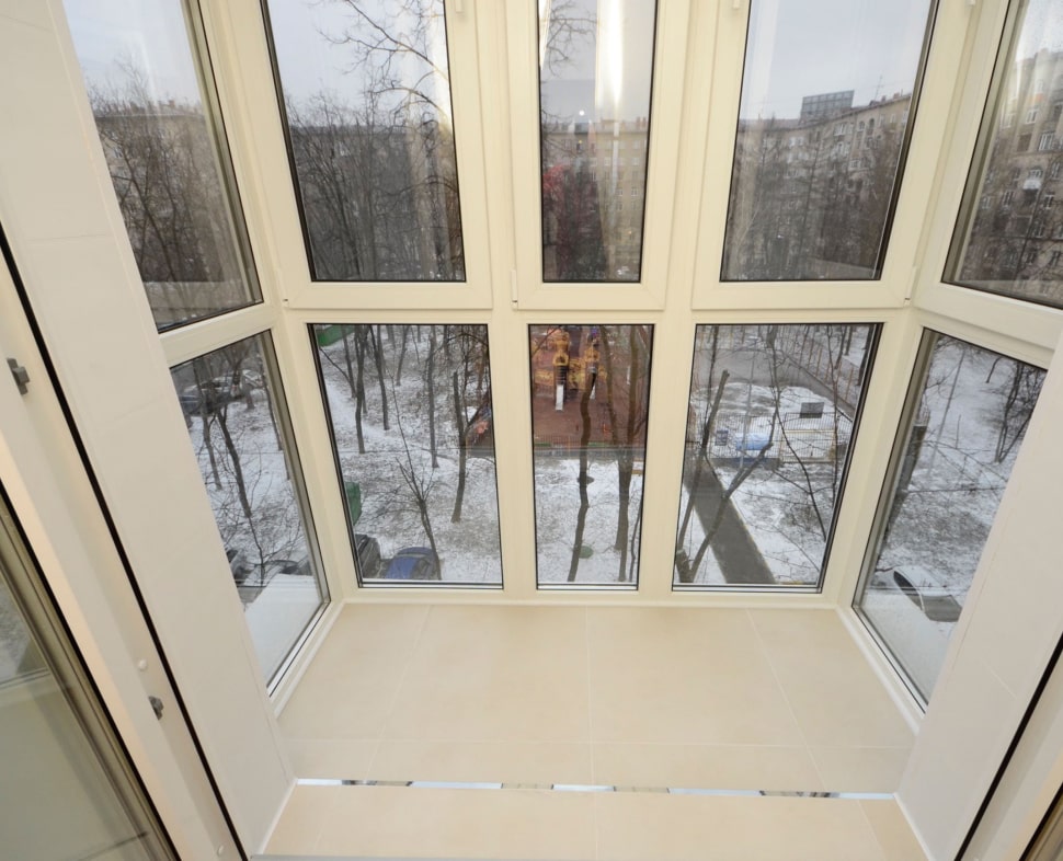 В балконных блоках французского типа дверь остеклена полностью